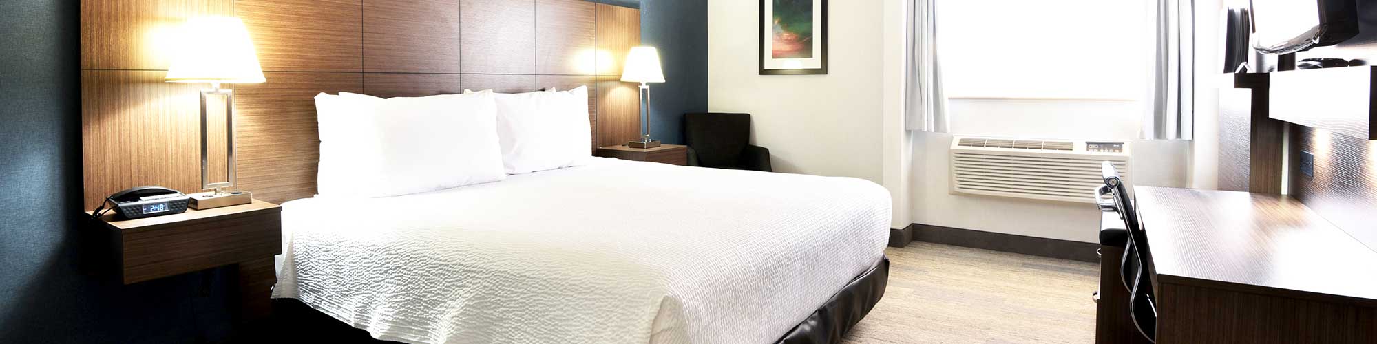 Winnipeg hotel guest room with single queen bed
